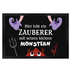 Monster Fußmatte in 35x50 cm mit Spruch Hier lebt eine Hexe