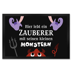 Monster Fußmatte in 35x50 cm mit Spruch Hier lebt eine Hexe
