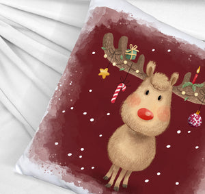 Rentier mit Weihnachtsschmuck Kissen mit rotem Hintergrund