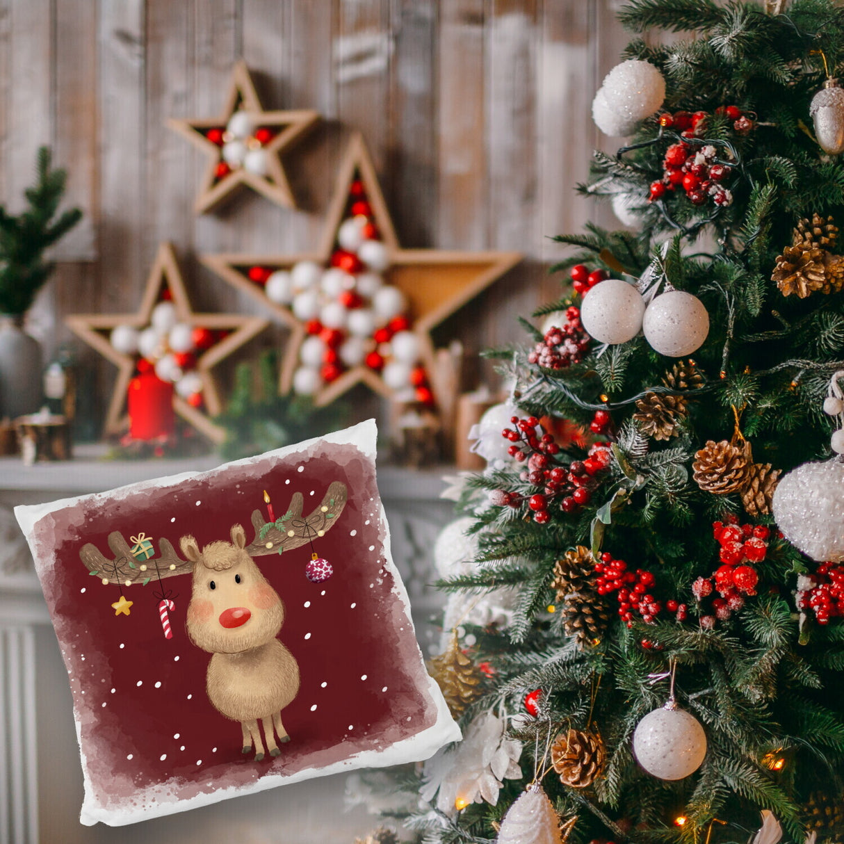 Rentier mit Weihnachtsschmuck Kissen mit rotem Hintergrund
