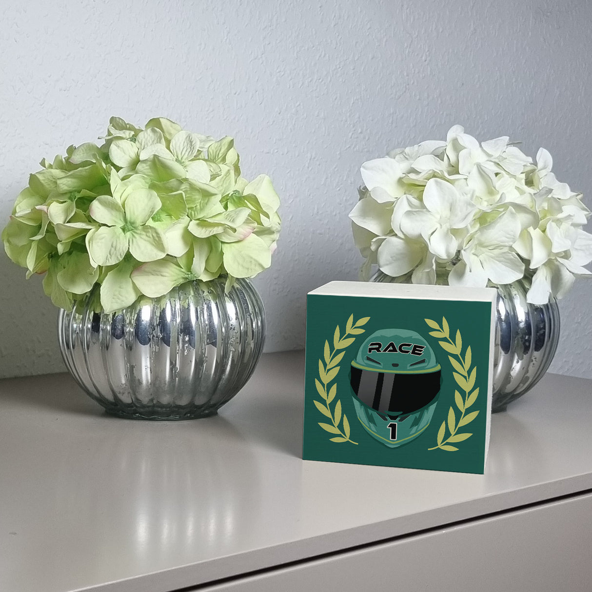 Motorsport-Helm Spardose mit Siegerkranz