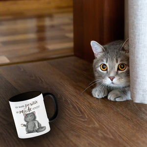 Katze mit Tasse Kaffeebecher mit Spruch positiv auf müde getestet