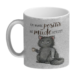 Katze mit Tasse Kaffeebecher mit Spruch positiv auf müde getestet