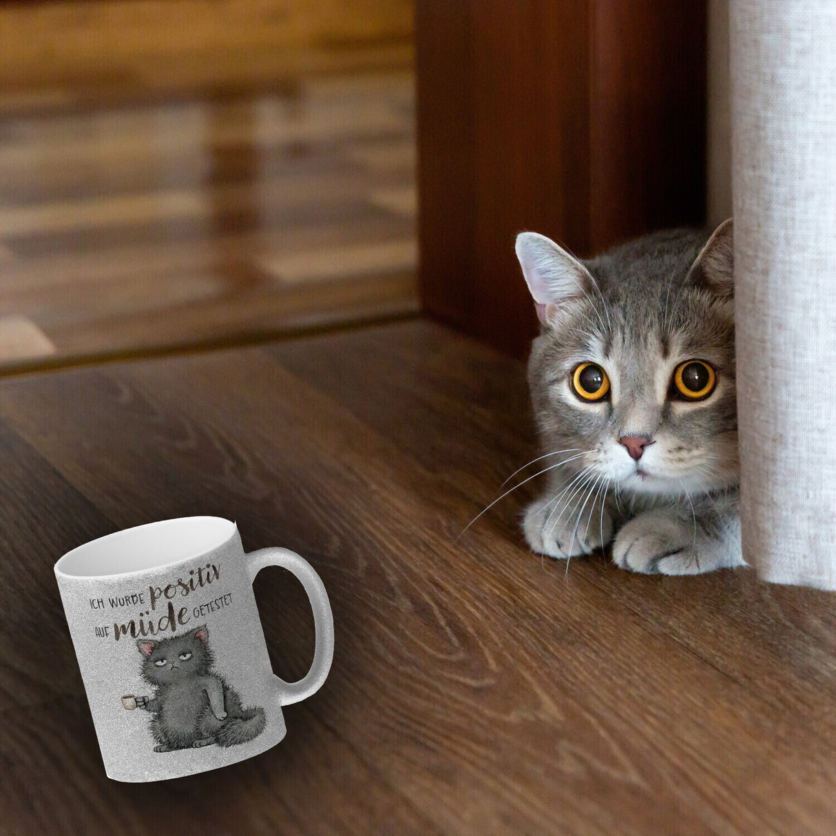 Katze mit Tasse Kaffeebecher mit Spruch positiv auf müde getestet