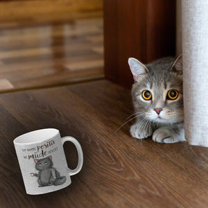 Katze mit Tasse Kaffeebecher mit Spruch positiv auf müde getestet