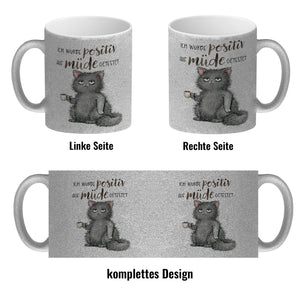 Katze mit Tasse Kaffeebecher mit Spruch positiv auf müde getestet