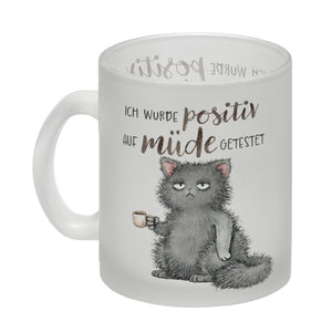 Katze mit Tasse Kaffeebecher mit Spruch positiv auf müde getestet