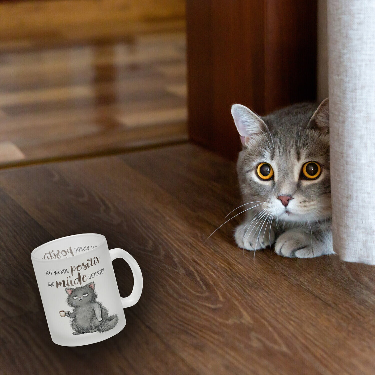 Katze mit Tasse Kaffeebecher mit Spruch positiv auf müde getestet