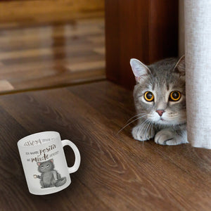 Katze mit Tasse Kaffeebecher mit Spruch positiv auf müde getestet
