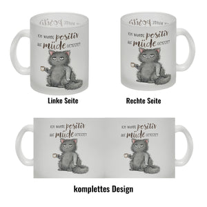 Katze mit Tasse Kaffeebecher mit Spruch positiv auf müde getestet