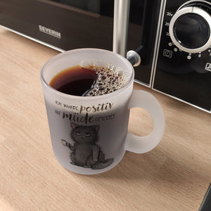 Katze mit Tasse Kaffeebecher mit Spruch positiv auf müde getestet