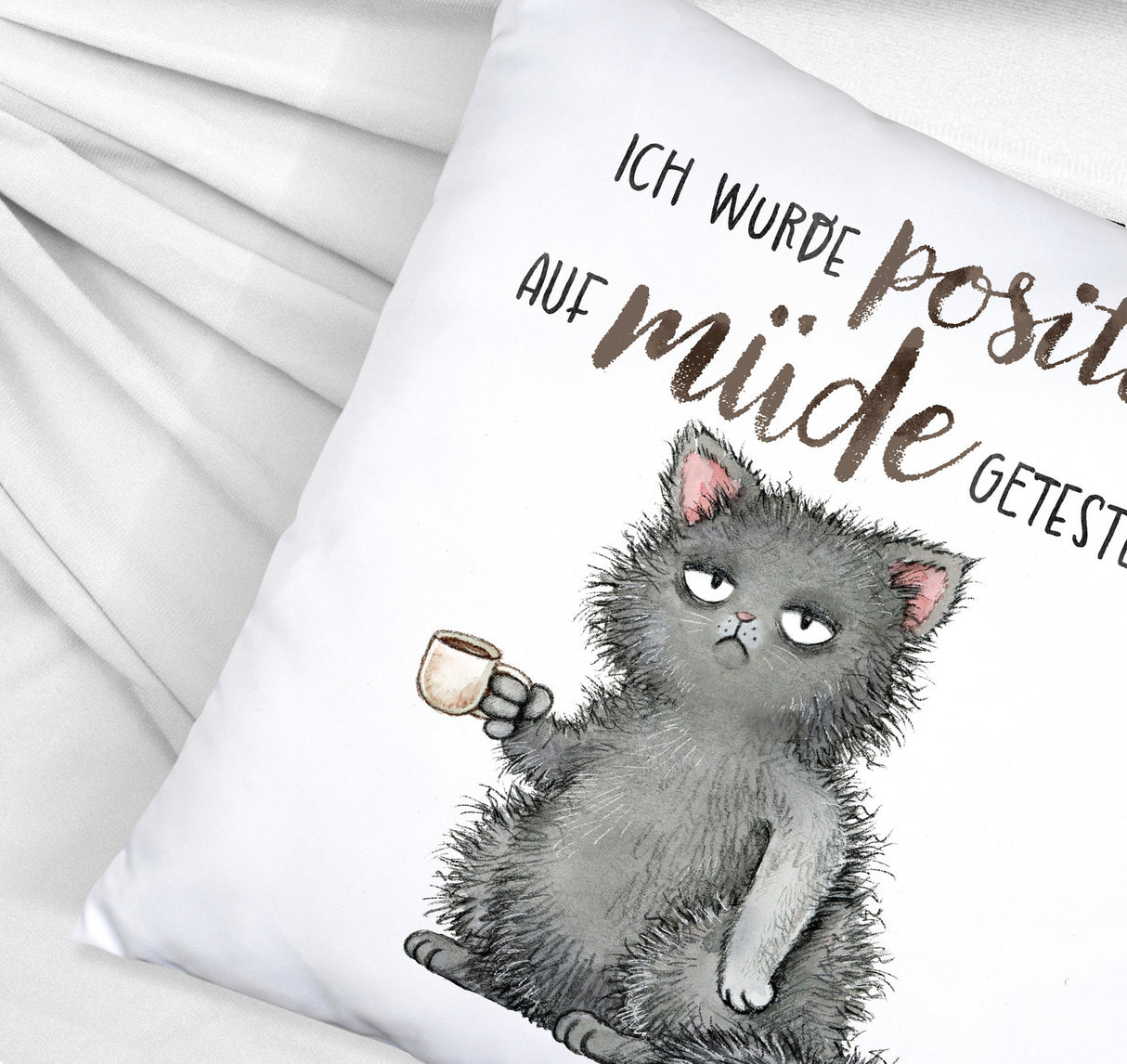 Genervte Katze Kissen mit Spruch positiv auf müde getestet