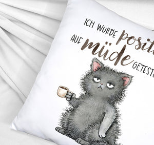 Genervte Katze Kissen mit Spruch positiv auf müde getestet