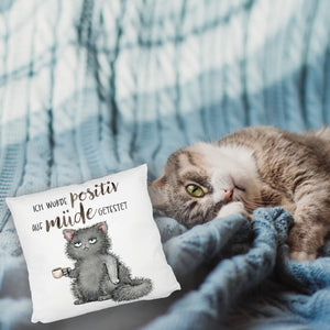 Genervte Katze Kissen mit Spruch positiv auf müde getestet