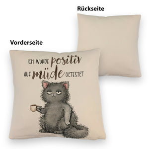 Genervte Katze Kissen mit Spruch positiv auf müde getestet