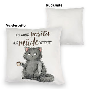 Genervte Katze Kissen mit Spruch positiv auf müde getestet