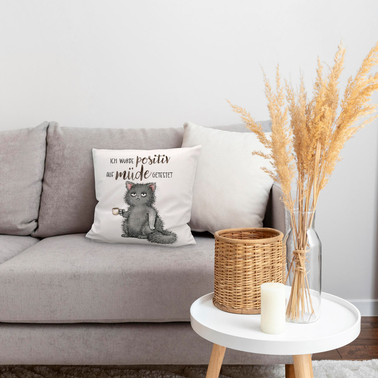 Genervte Katze Kissen mit Spruch positiv auf müde getestet