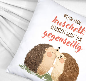 Igel Pärchen Kissen mit Spruch Beim kuscheln repariert man sich gegenseitig