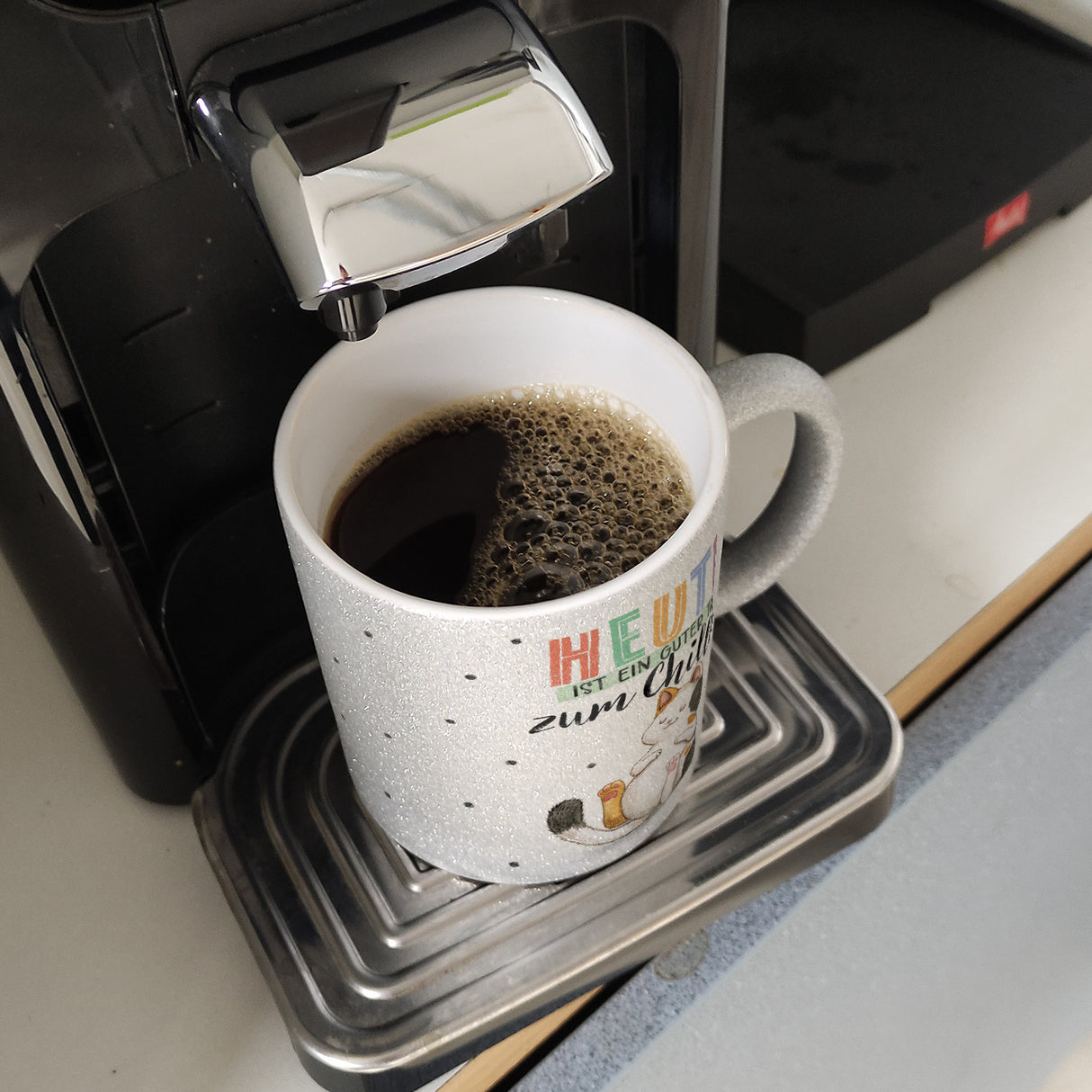Glückskatze Kaffeebecher mit Spruch Heute ist ein guter Tag zum Chillen