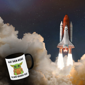 Baby-Alien Kaffeebecher mit Spruch Auf den Keks du mir gehen tust