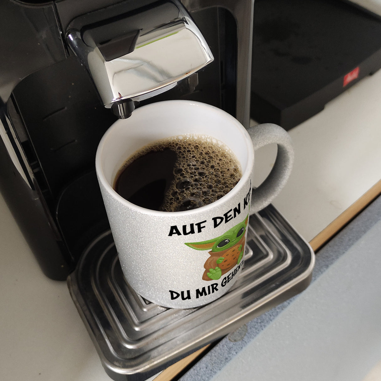 Baby-Alien Kaffeebecher mit Spruch Auf den Keks du mir gehen tust