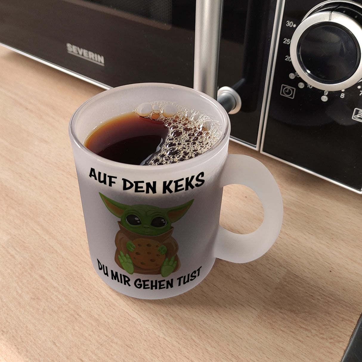 Baby-Alien Kaffeebecher mit Spruch Auf den Keks du mir gehen tust