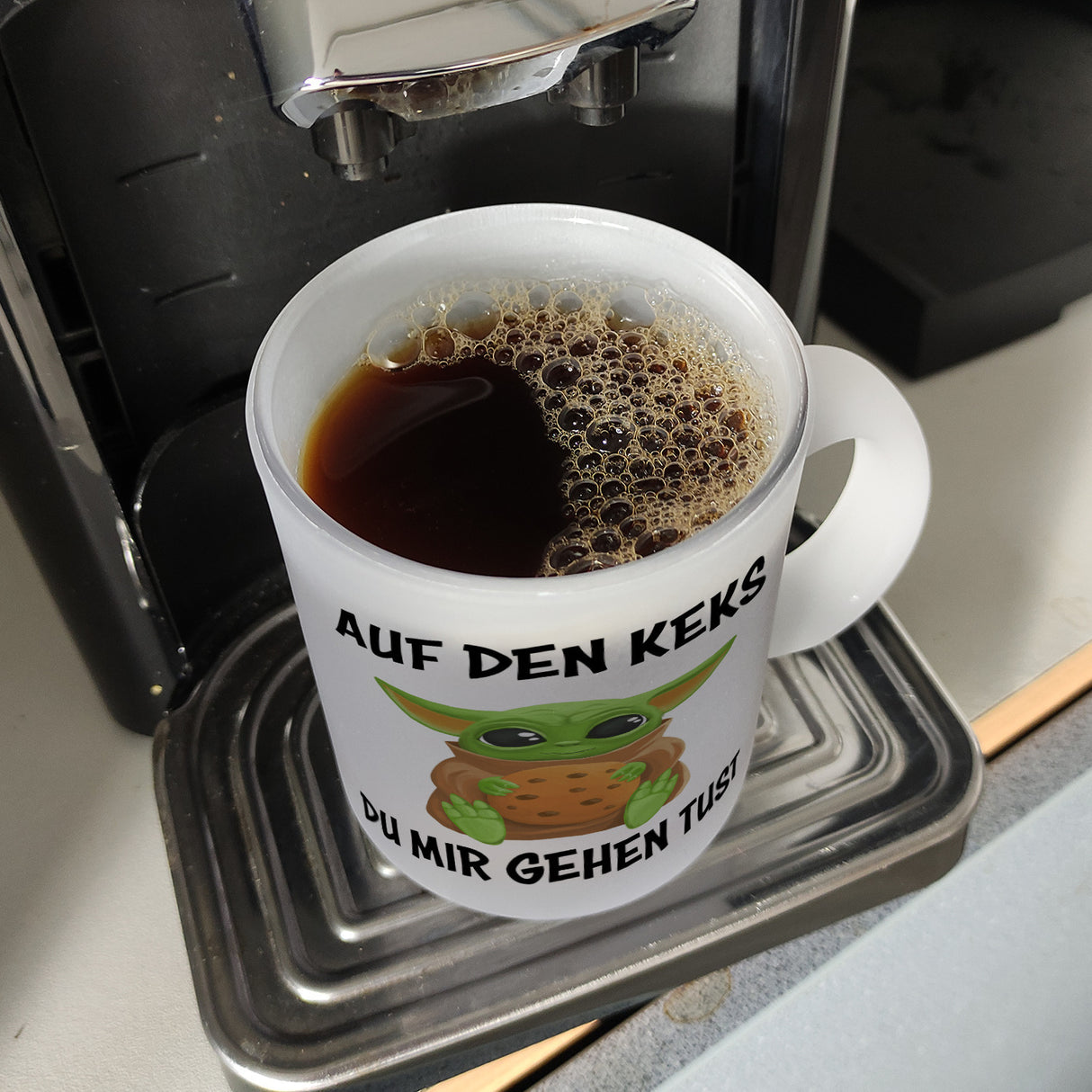 Baby-Alien Kaffeebecher mit Spruch Auf den Keks du mir gehen tust