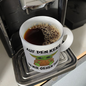 Baby-Alien Kaffeebecher mit Spruch Auf den Keks du mir gehen tust