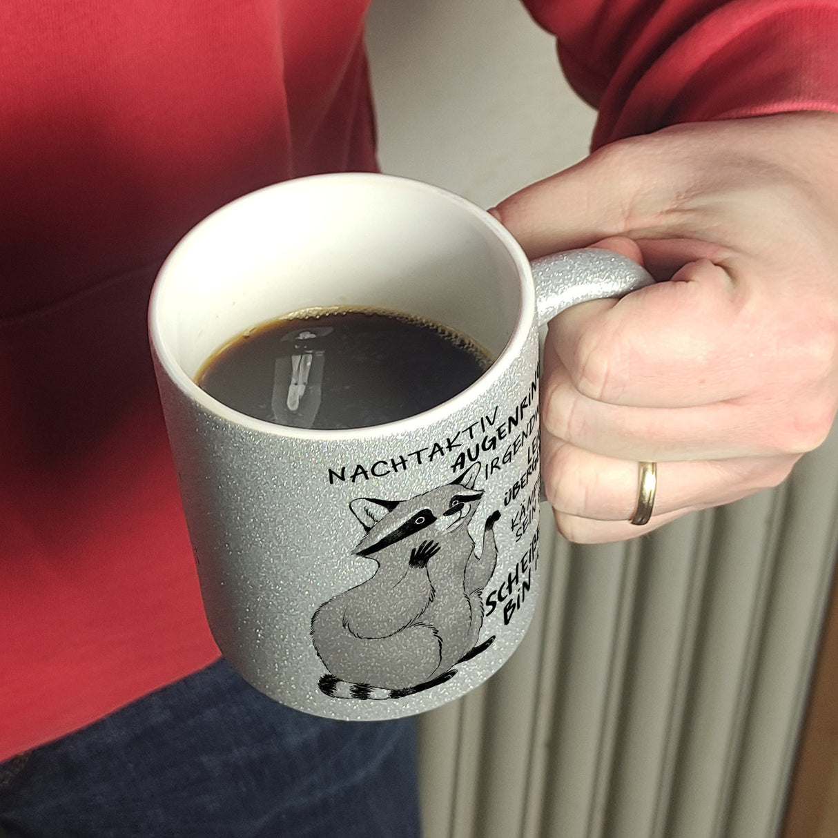 Ironischer Waschbär Kaffeebecher mit Spruch Scheiße das bin ich