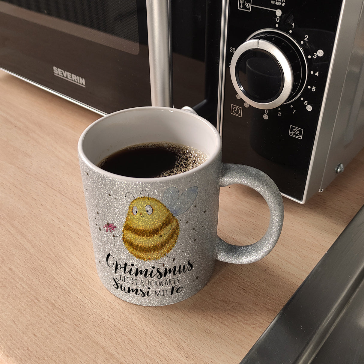 Pummel Biene Kaffeebecher mit Spruch Optimismus heißt rückwärts Sumsi mit Po