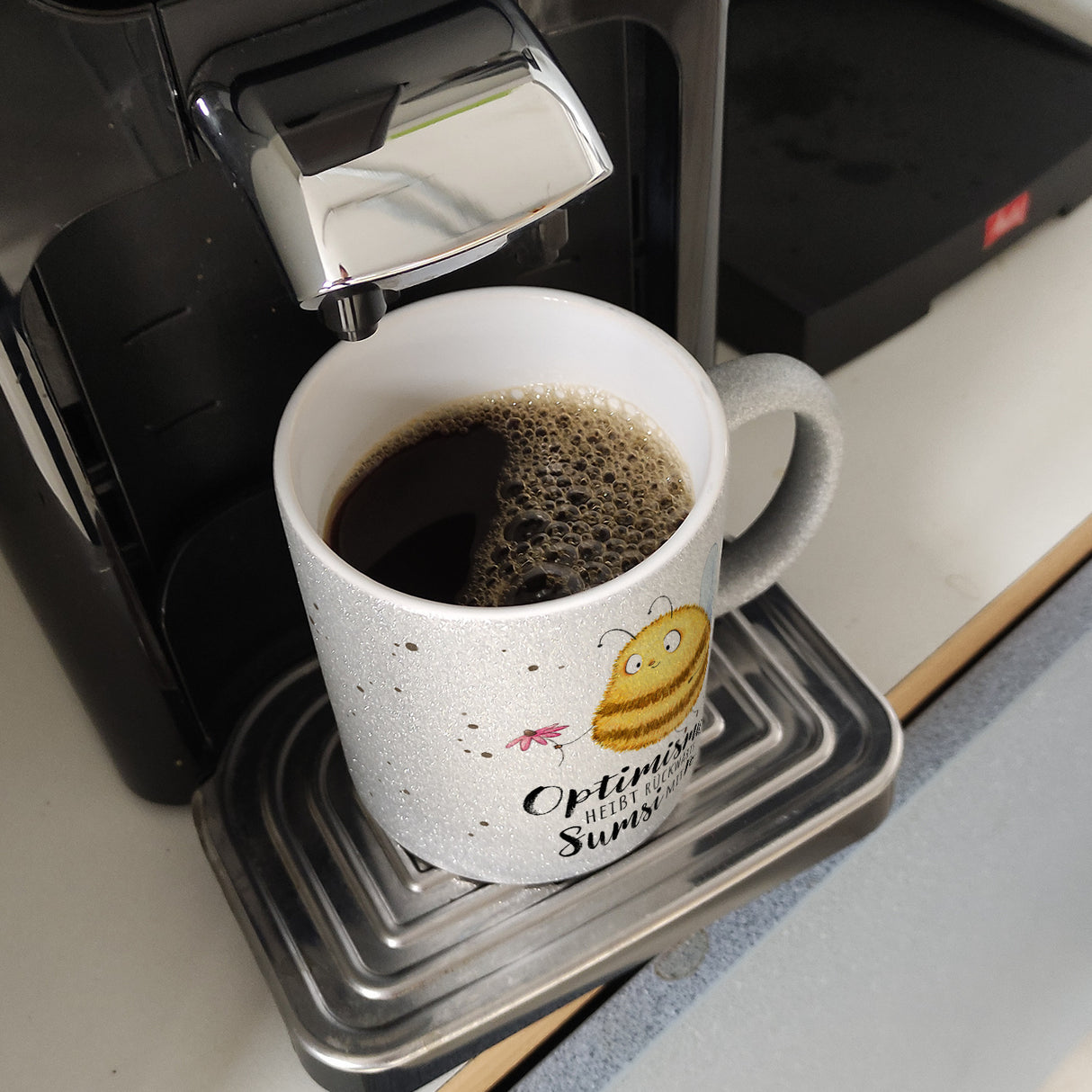 Pummel Biene Kaffeebecher mit Spruch Optimismus heißt rückwärts Sumsi mit Po