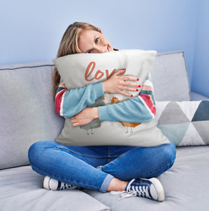 Hühner Kissen mit Spruch Love is in the air