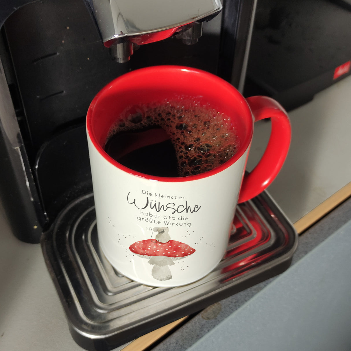 Maus auf Fliegenpilz Kaffeebecher mit Spruch Kleinste Wünsche größte Wirkung