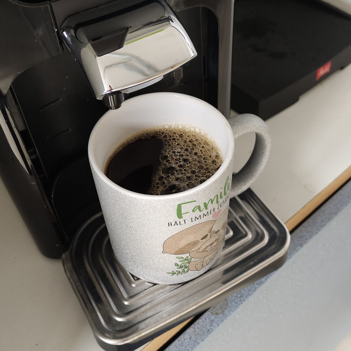 Faultier Familie Kaffeebecher mit Spruch Familie hält immer zusammen
