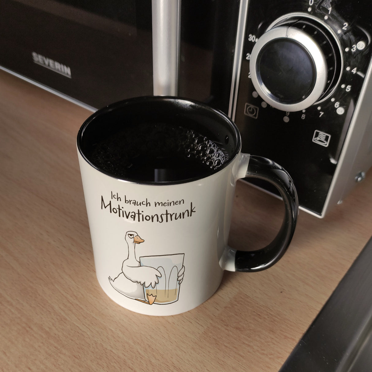Gilbert die Gans Kaffeebecher mit Spruch Ich brauch meinen Motivationstrunk