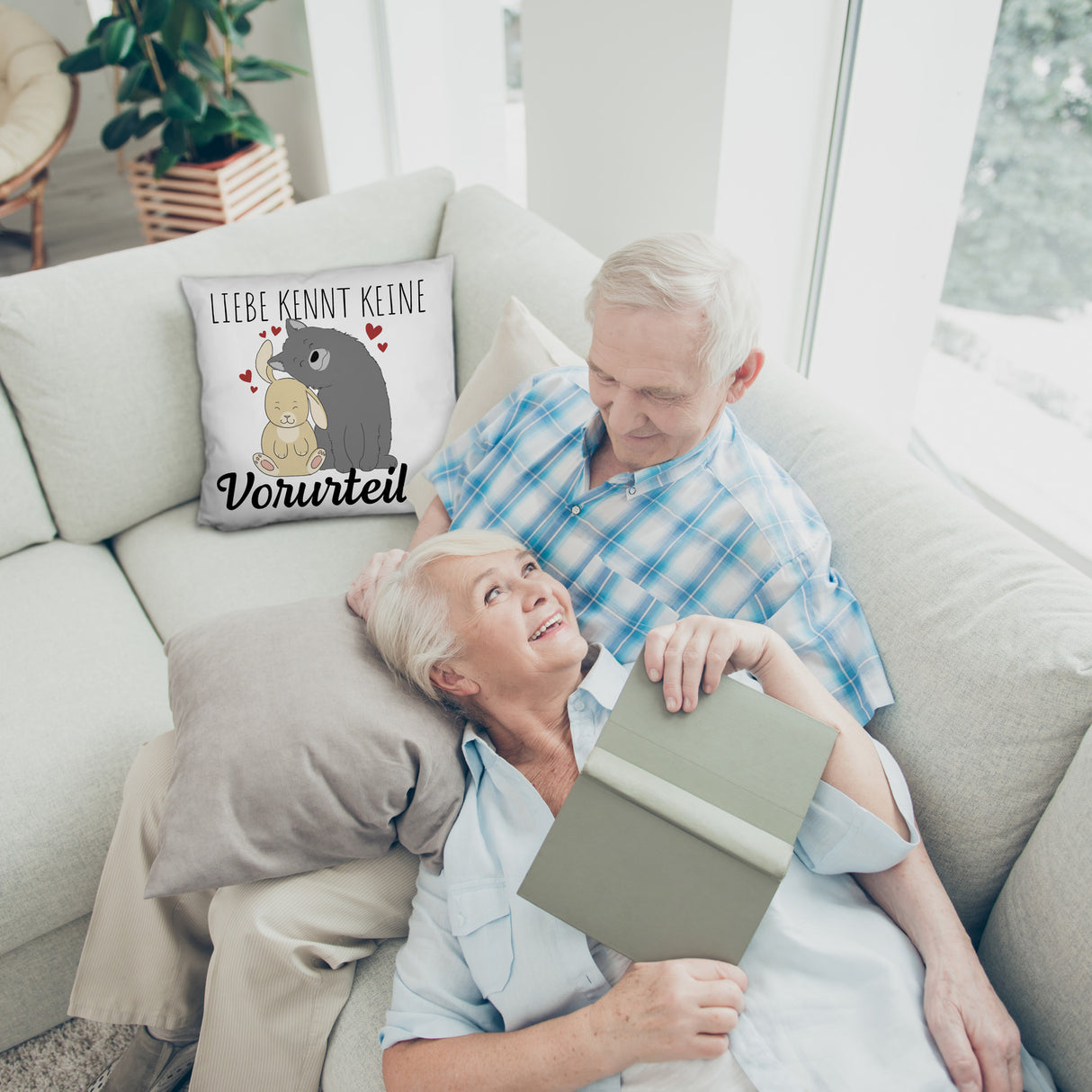 Liebe kennt keine Vorurteile Hase und Wolf Kissen