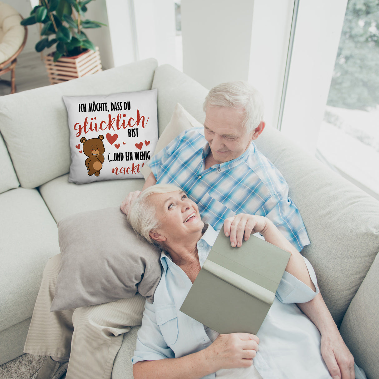 Knuddelbär Kissen mit Spruch Strebe nach Glück und Nacktheit