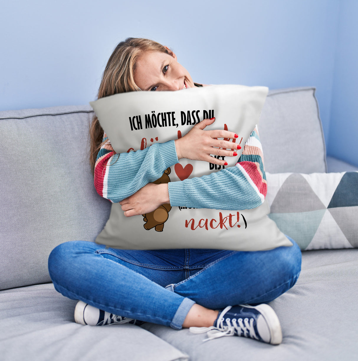 Knuddelbär Kissen mit Spruch Strebe nach Glück und Nacktheit