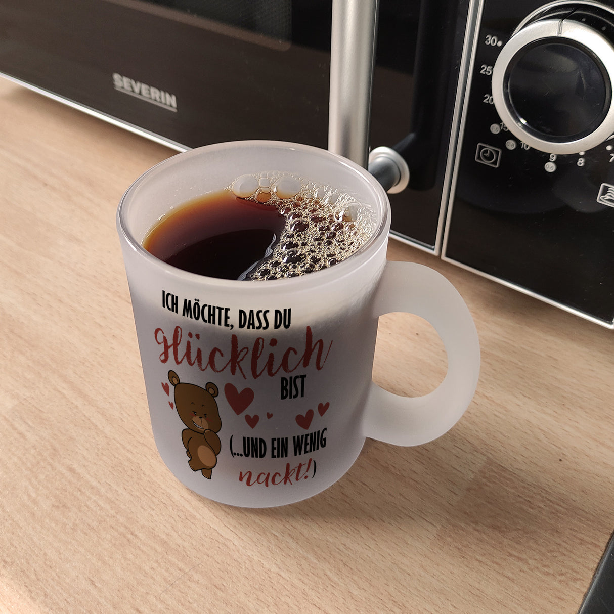 Knuddelbär Kaffeebecher mit Spruch Sei glücklich und etwas nackt