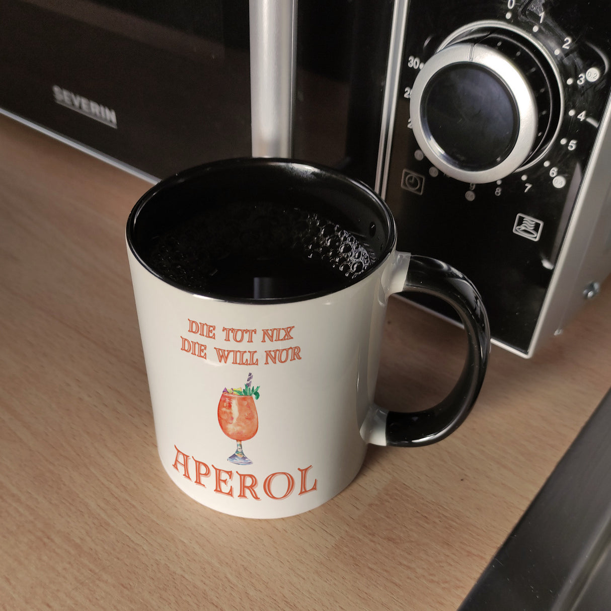 Aperol Kaffeebecher mit Spruch Die tut nix die will nur Aperol