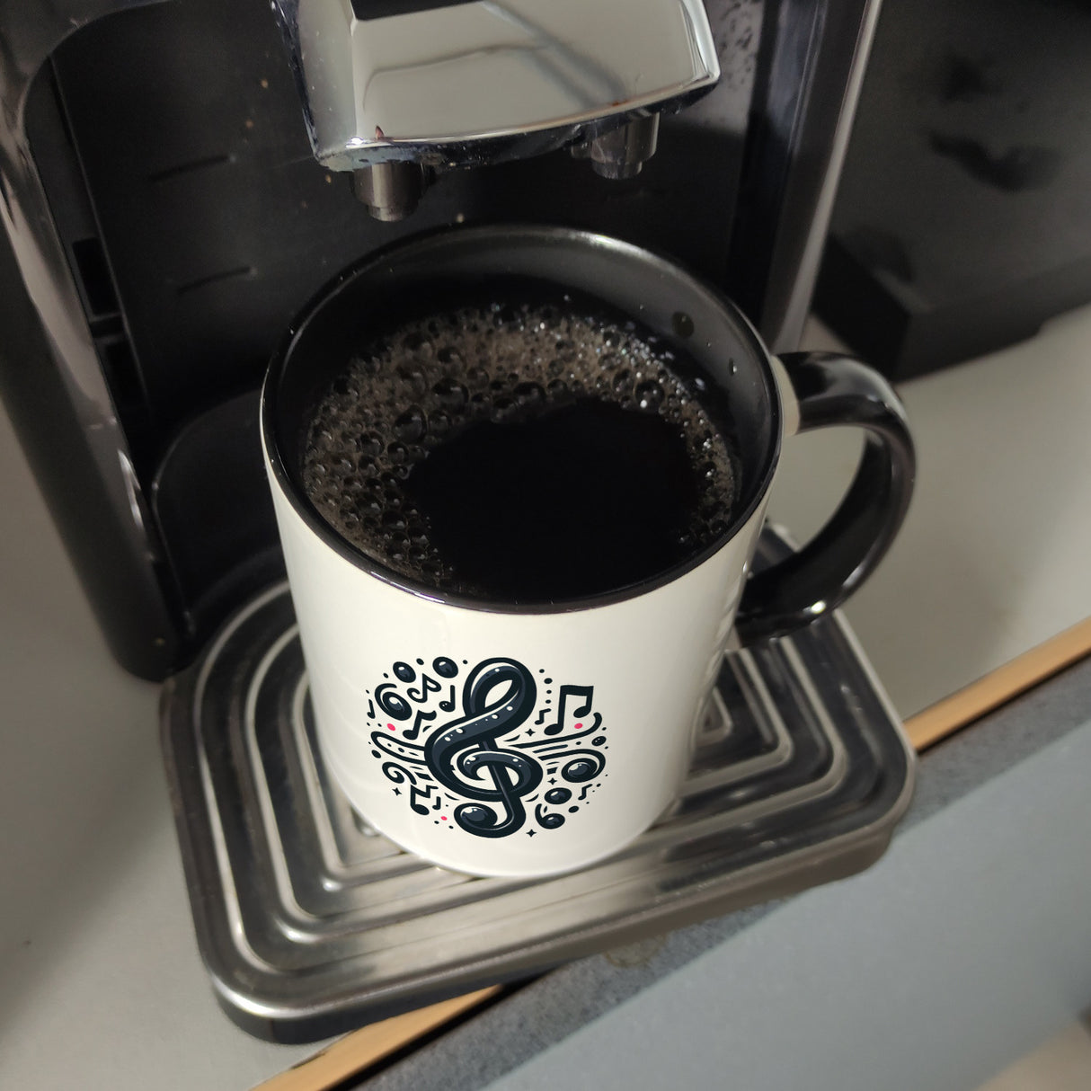 Musiknoten und Notenschlüssel Kaffeebecher