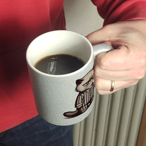 Grimmige Katze im Schlafanzug Kaffeebecher