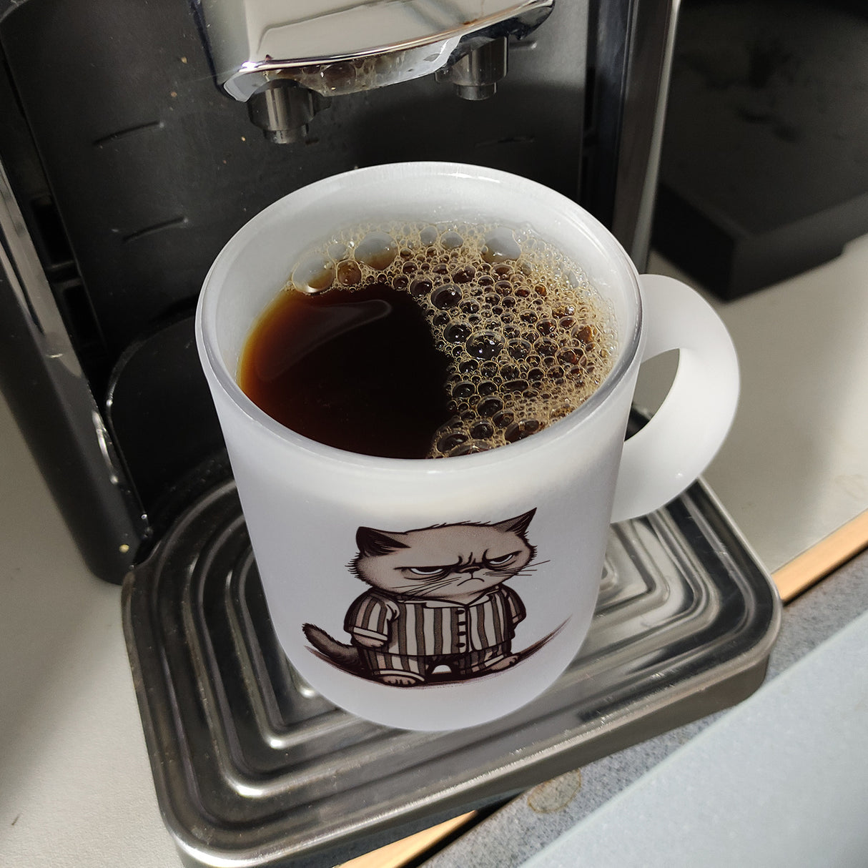 Grimmige Katze im Schlafanzug Kaffeebecher
