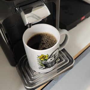 Osterhase im Osternest Kaffeebecher