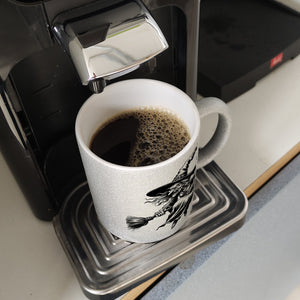 Böse Hexe auf Besen Kaffeebecher