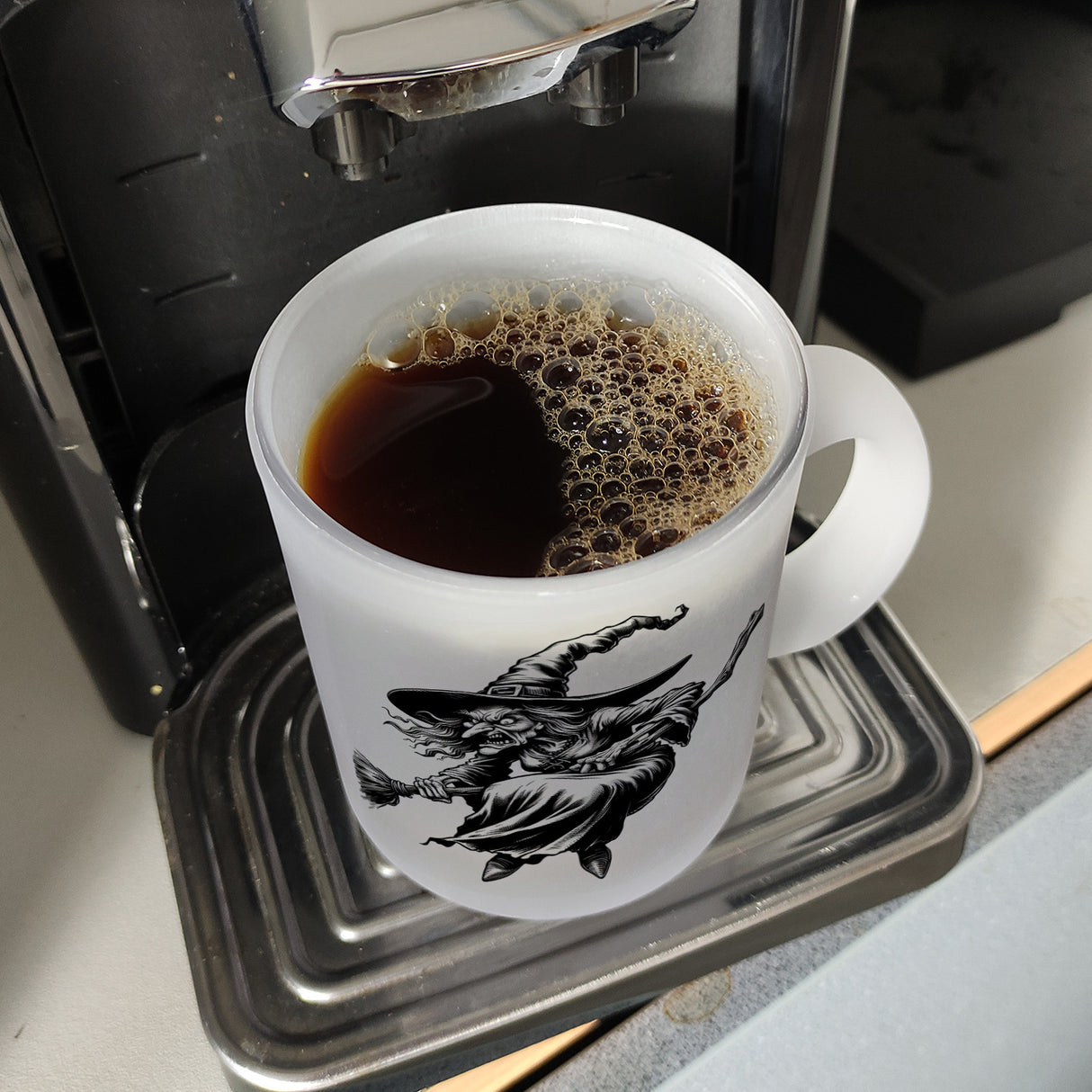 Böse Hexe auf Besen Kaffeebecher