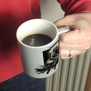 Wütende Hexe auf einem Besen Kaffeebecher