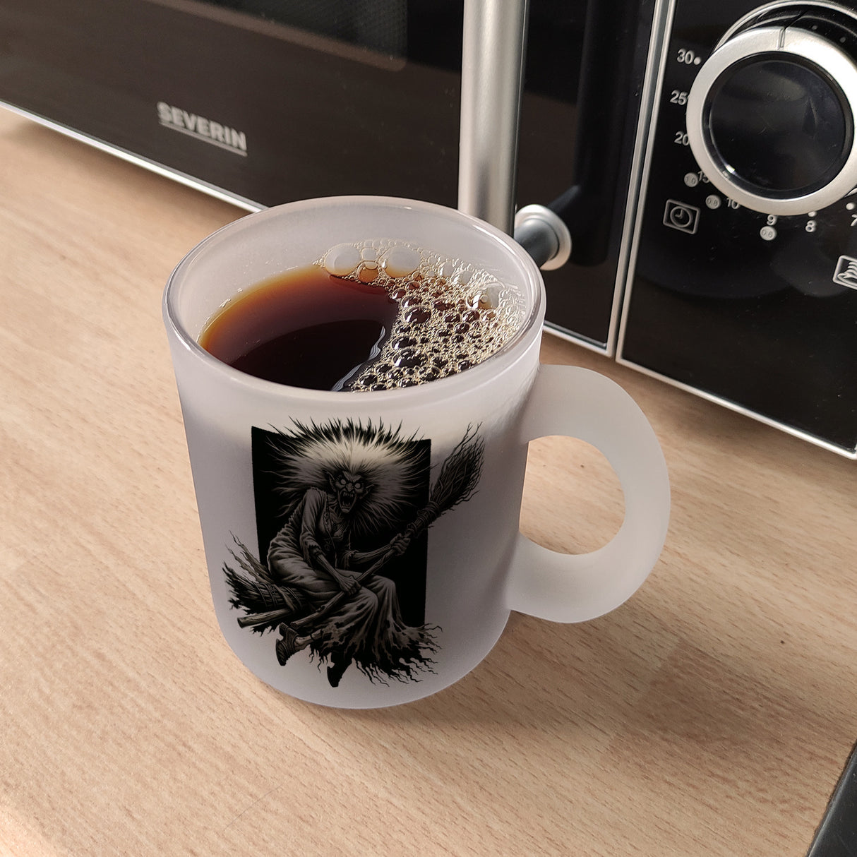 Wütende Hexe auf einem Besen Kaffeebecher