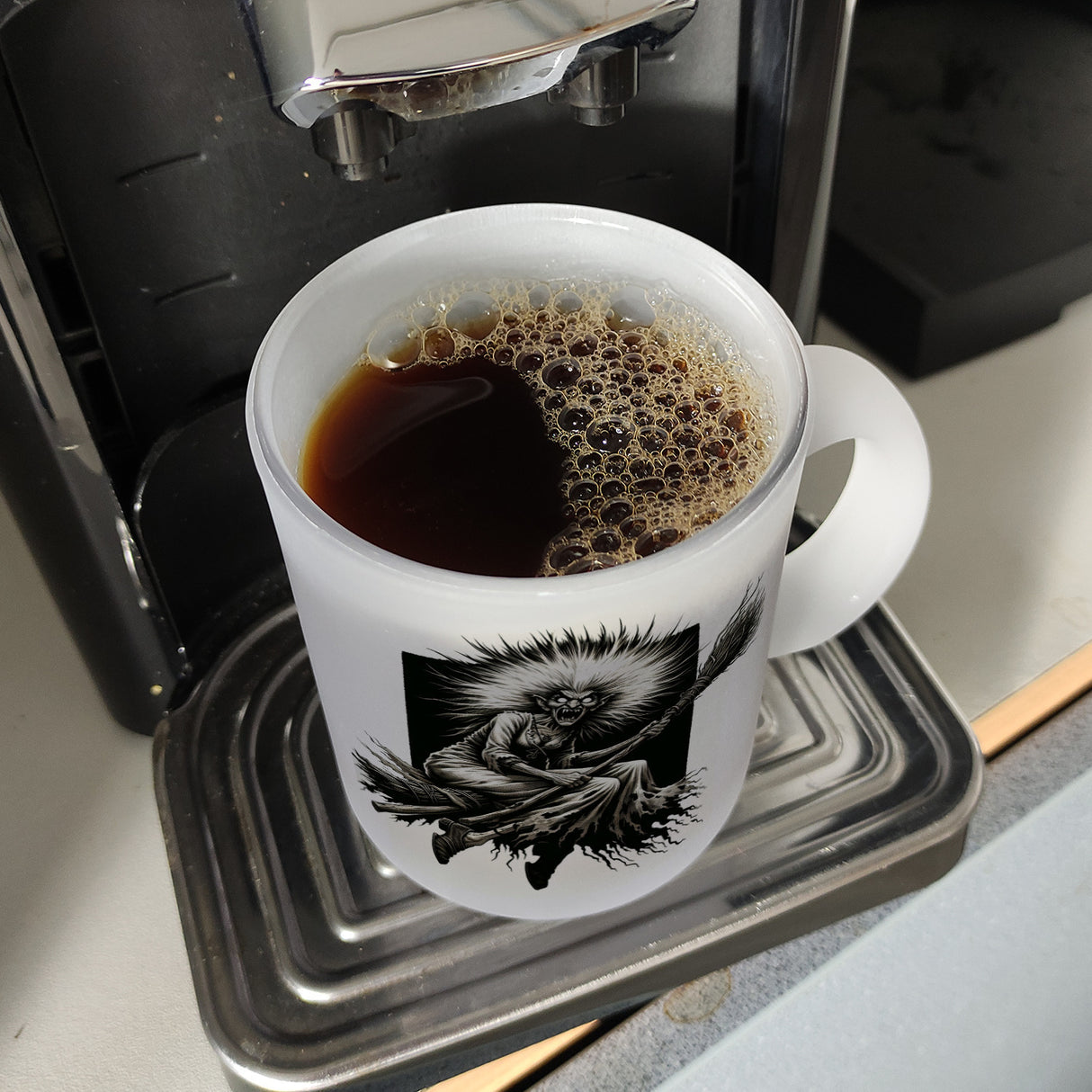 Wütende Hexe auf einem Besen Kaffeebecher