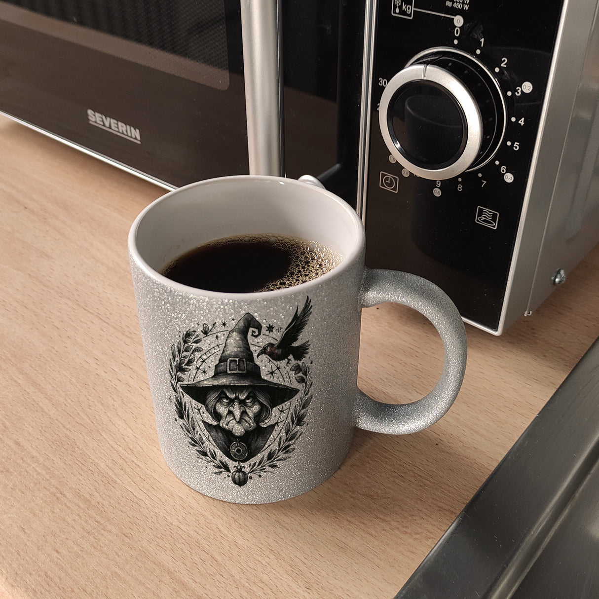Hexe mit einem Raben Kaffeebecher